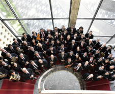 A Orquestra Sinfônica do Paraná (OSP) abre novas vagas para músicos dos instrumentos violino, viola, violoncelo, flauta, clarineta, fagote, oboé e trombone. As inscrições já estão abertas e vão até o dia 14 de outubro. As provas serão no período de 04 a 17 de novembro no Teatro Guaíra, em Curitiba. Os novos músicos serão contratados pelo Serviço Social Autônomo PalcoParaná. O edital está disponível no site: http://palcoparana.org Foto: Kraw Penas/SEEC