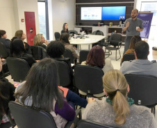A Secretaria de Estado da Justiça, Família e Trabalho e a Organização Internacional para as Migrações (OIM), da Organização das Nações Unidas (ONU), promoveram nesta quinta-feira (26) uma oficina de formação para assistência ao migrante. Participaram gestores estaduais e federais que atendem migrantes em todo o Paraná. Foto:Divulgação/SEJUF