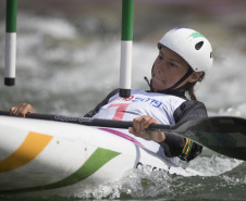 Ana Sátila, uma das principais atletas da canoagem slalom do mundo, garantiu nesta quinta-feira (26) a vaga brasileira para os Jogos Olímpicos Tóquio 2020. Ela é bolsista do Geração Olímpica, programa do Governo do Estado que concede bolsas a atletas, desde de sua base até o rendimento, e também a técnicos, com patrocínio da Copel. Hoje são 1252 bolsistas e a previsão é conceder cerca de 5 mil bolsas em quatro anos.Foto: Jonne Roriz/COB