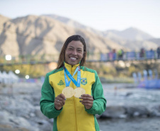 Ana Sátila, uma das principais atletas da canoagem slalom do mundo, garantiu nesta quinta-feira (26) a vaga brasileira para os Jogos Olímpicos Tóquio 2020. Ela é bolsista do Geração Olímpica, programa do Governo do Estado que concede bolsas a atletas, desde de sua base até o rendimento, e também a técnicos, com patrocínio da Copel. Hoje são 1252 bolsistas e a previsão é conceder cerca de 5 mil bolsas em quatro anos.Foto: Jonne Roriz/COB