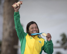 Ana Sátila, uma das principais atletas da canoagem slalom do mundo, garantiu nesta quinta-feira (26) a vaga brasileira para os Jogos Olímpicos Tóquio 2020. Ela é bolsista do Geração Olímpica, programa do Governo do Estado que concede bolsas a atletas, desde de sua base até o rendimento, e também a técnicos, com patrocínio da Copel. Hoje são 1252 bolsistas e a previsão é conceder cerca de 5 mil bolsas em quatro anos.Foto: Jonne Roriz/COB