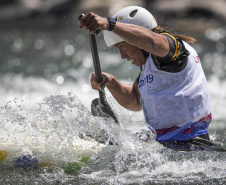 Ana Sátila, uma das principais atletas da canoagem slalom do mundo, garantiu nesta quinta-feira (26) a vaga brasileira para os Jogos Olímpicos Tóquio 2020. Ela é bolsista do Geração Olímpica, programa do Governo do Estado que concede bolsas a atletas, desde de sua base até o rendimento, e também a técnicos, com patrocínio da Copel. Hoje são 1252 bolsistas e a previsão é conceder cerca de 5 mil bolsas em quatro anos.Foto: Jonne Roriz/COB