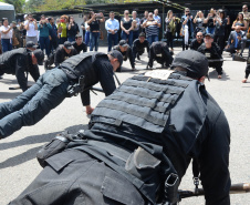 A Polícia Civil do Paraná promoveu uma solenidade de encerramento do 6º Curso de Operações Policiais, nesta sexta-feira (27), nas dependências do Centro de Operações Policiais Especiais. O curso destinado a agentes de segurança pública teve início no dia 2 de setembro com uma turma de 26 alunos. Apenas 15 chegaram ao fim e se formaram, entre eles duas mulheres. Foto: Divulgação/Polícia Civil