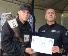 A Polícia Civil do Paraná promoveu uma solenidade de encerramento do 6º Curso de Operações Policiais, nesta sexta-feira (27), nas dependências do Centro de Operações Policiais Especiais. O curso destinado a agentes de segurança pública teve início no dia 2 de setembro com uma turma de 26 alunos. Apenas 15 chegaram ao fim e se formaram, entre eles duas mulheres. Foto: Divulgação/Polícia Civil