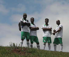 Depois de dois dias de disputas, a seleção da Colômbia sagrou-se a campeã da etapa paranaense da Copa dos Refugiados e Migrantes 2019. Na final, realizada neste domingo (29), no estádio do Pinhão, de São José dos Pinhais, os colombianos venceram o time da Argentina nos pênaltis, após empate por 1 a 1, e representarão o Paraná e seu país de origem na etapa final no Maracanã (Rio de Janeiro), com os vencedores de cada estado. Foto: Divulgação/SEJUF