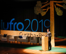 O governador Carlos Massa Ratinho Junior participou nesta segunda-feira (30), em Curitiba, da abertura do Congresso Mundial da União Internacional de Organizações de Pesquisa Florestal (IUFRO, da sigla em inglês). Esta é a 25ª edição do evento e a primeira vez que acontece na América Latina, reunindo cerca de 3,2 mil pesquisadores, de 114 países.