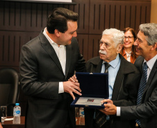 O governador Carlos Massa Ratinho Junior entrega homenagem ao investigador Deonysio Lins  nesta segunda-feira (30), da comemoração do aniversário de 166 anos da Polícia Civil no Paraná na sede da OAB Paraná, em Curitiba .   30/09/2019 - Foto: Geraldo Bubniak/AEN