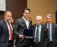 O governador Carlos Massa Ratinho Junior entrega homenagem ao investigador Deonysio Lins  nesta segunda-feira (30), da comemoração do aniversário de 166 anos da Polícia Civil no Paraná na sede da OAB Paraná, em Curitiba .   30/09/2019 - Foto: Geraldo Bubniak/AEN