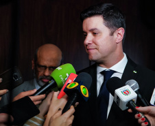 O Governo do Paraná irá trabalhar com um orçamento total de R$ 49,9 bilhões em 2020. R$ 35,2 bilhões serão direcionados às secretarias do Executivo, R$ 11 bilhões para o regime próprio da previdência e R$ 3,7 bilhões para investimentos das estatais. A previsão consta do projeto da Lei Orçamentária Anual (LOA) entregue nesta segunda-feira (30) pelo chefe da Casa Civil, Guto Silva, ao presidente da Assembleia Legislativa, Ademar Traiano.Foto: Guilherme Flores/Casa Civil