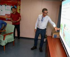Líderes de duas comunidades pesqueiras do entorno dos Portos do Paraná, representantes das ilhas de Eufrasina e Amparo, participaram da oficina de educação ambiental com a tripulação a bordo da embarcação que faz a dragagem de manutenção dos Portos de Paranaguá e Antonina. Foto: Claudio Neves/Portos do Paraná