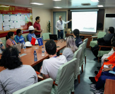 Líderes de duas comunidades pesqueiras do entorno dos Portos do Paraná, representantes das ilhas de Eufrasina e Amparo, participaram da oficina de educação ambiental com a tripulação a bordo da embarcação que faz a dragagem de manutenção dos Portos de Paranaguá e Antonina. Foto: Claudio Neves/Portos do Paraná