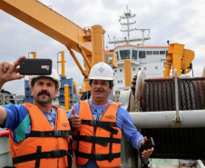 Líderes de duas comunidades pesqueiras do entorno dos Portos do Paraná, representantes das ilhas de Eufrasina e Amparo, participaram da oficina de educação ambiental com a tripulação a bordo da embarcação que faz a dragagem de manutenção dos Portos de Paranaguá e Antonina. Foto: Claudio Neves/Portos do Paraná