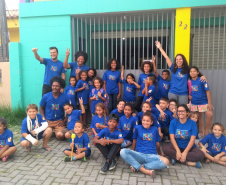 Crianças e adolescentes da Vila Torres, em Curitiba, ganharão um apoio extra para o seu desenvolvimento. O Governo do Estado destina R$ 80,6 mil para a Passos da Criança, uma instituição da localidade que busca promover a colaboração, interação e desenvolvimento mútuo através de vínculos que integram a criança e o adolescente com a família e a comunidade. O repasse foi feito pela Secretaria da Justiça, Família e Trabalho e foi assinado pelo secretário Ney Leprevost.Foto: Divulgação/SEJUF