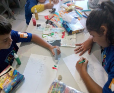 Crianças e adolescentes da Vila Torres, em Curitiba, ganharão um apoio extra para o seu desenvolvimento. O Governo do Estado destina R$ 80,6 mil para a Passos da Criança, uma instituição da localidade que busca promover a colaboração, interação e desenvolvimento mútuo através de vínculos que integram a criança e o adolescente com a família e a comunidade. O repasse foi feito pela Secretaria da Justiça, Família e Trabalho e foi assinado pelo secretário Ney Leprevost.Foto: Divulgação/SEJUF