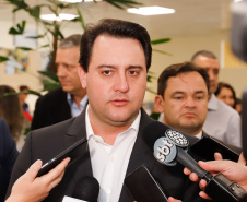 O Hospital de Reabilitação Ana Carolina Moura Xavier (CHR), de Curitiba, recebe dez novos leitos de Unidade de Terapia Intensiva (UTI). O espaço estava fechado há dez anos e foi inaugurado pelo governador Carlos Massa Ratinho Junior nesta terça-feira (1°). O investimento da Secretaria da Saúde na abertura da UTI é de R$ 1,5 milhão.