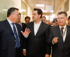 O Hospital de Reabilitação Ana Carolina Moura Xavier (CHR), de Curitiba, recebe dez novos leitos de Unidade de Terapia Intensiva (UTI). O espaço estava fechado há dez anos e foi inaugurado pelo governador Carlos Massa Ratinho Junior nesta terça-feira (1°). O investimento da Secretaria da Saúde na abertura da UTI é de R$ 1,5 milhão.