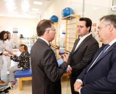 O Hospital de Reabilitação Ana Carolina Moura Xavier (CHR), de Curitiba, recebe dez novos leitos de Unidade de Terapia Intensiva (UTI). O espaço estava fechado há dez anos e foi inaugurado pelo governador Carlos Massa Ratinho Junior nesta terça-feira (1°). O investimento da Secretaria da Saúde na abertura da UTI é de R$ 1,5 milhão.