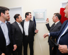 O Hospital de Reabilitação Ana Carolina Moura Xavier (CHR), de Curitiba, recebe dez novos leitos de Unidade de Terapia Intensiva (UTI). O espaço estava fechado há dez anos e foi inaugurado pelo governador Carlos Massa Ratinho Junior nesta terça-feira (1°). O investimento da Secretaria da Saúde na abertura da UTI é de R$ 1,5 milhão.