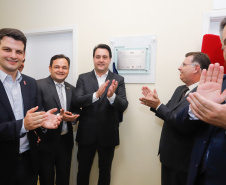 O Hospital de Reabilitação Ana Carolina Moura Xavier (CHR), de Curitiba, recebe dez novos leitos de Unidade de Terapia Intensiva (UTI). O espaço estava fechado há dez anos e foi inaugurado pelo governador Carlos Massa Ratinho Junior nesta terça-feira (1°). O investimento da Secretaria da Saúde na abertura da UTI é de R$ 1,5 milhão.