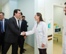 O Hospital de Reabilitação Ana Carolina Moura Xavier (CHR), de Curitiba, recebe dez novos leitos de Unidade de Terapia Intensiva (UTI). O espaço estava fechado há dez anos e foi inaugurado pelo governador Carlos Massa Ratinho Junior nesta terça-feira (1°). O investimento da Secretaria da Saúde na abertura da UTI é de R$ 1,5 milhão.