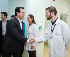 O Hospital de Reabilitação Ana Carolina Moura Xavier (CHR), de Curitiba, recebe dez novos leitos de Unidade de Terapia Intensiva (UTI). O espaço estava fechado há dez anos e foi inaugurado pelo governador Carlos Massa Ratinho Junior nesta terça-feira (1°). O investimento da Secretaria da Saúde na abertura da UTI é de R$ 1,5 milhão.