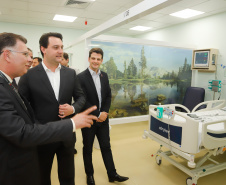 O Hospital de Reabilitação Ana Carolina Moura Xavier (CHR), de Curitiba, recebe dez novos leitos de Unidade de Terapia Intensiva (UTI). O espaço estava fechado há dez anos e foi inaugurado pelo governador Carlos Massa Ratinho Junior nesta terça-feira (1°). O investimento da Secretaria da Saúde na abertura da UTI é de R$ 1,5 milhão.