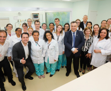 O Hospital de Reabilitação Ana Carolina Moura Xavier (CHR), de Curitiba, recebe dez novos leitos de Unidade de Terapia Intensiva (UTI). O espaço estava fechado há dez anos e foi inaugurado pelo governador Carlos Massa Ratinho Junior nesta terça-feira (1°). O investimento da Secretaria da Saúde na abertura da UTI é de R$ 1,5 milhão.