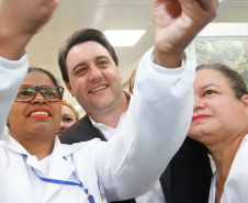 O Hospital de Reabilitação Ana Carolina Moura Xavier (CHR), de Curitiba, recebe dez novos leitos de Unidade de Terapia Intensiva (UTI). O espaço estava fechado há dez anos e foi inaugurado pelo governador Carlos Massa Ratinho Junior nesta terça-feira (1°). O investimento da Secretaria da Saúde na abertura da UTI é de R$ 1,5 milhão.