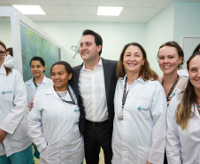 O Hospital de Reabilitação Ana Carolina Moura Xavier (CHR), de Curitiba, recebe dez novos leitos de Unidade de Terapia Intensiva (UTI). O espaço estava fechado há dez anos e foi inaugurado pelo governador Carlos Massa Ratinho Junior nesta terça-feira (1°). O investimento da Secretaria da Saúde na abertura da UTI é de R$ 1,5 milhão.
