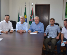 O Governo do Estado entregou nesta terça-feira (1) cinco veículos caminhonete, acompanhados de kits de equipamentos para modernização das centrais públicas de abastecimento. Nesta etapa, foram beneficiados os municípios de Rebouças, Dois Vizinhos, Palmas, Salgado Filho e Cruzeiro do Sul, totalizando 44 municípios beneficiados. Foto; Divulgação/SEAB