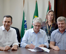 O Governo do Estado entregou nesta terça-feira (1) cinco veículos caminhonete, acompanhados de kits de equipamentos para modernização das centrais públicas de abastecimento. Nesta etapa, foram beneficiados os municípios de Rebouças, Dois Vizinhos, Palmas, Salgado Filho e Cruzeiro do Sul, totalizando 44 municípios beneficiados. Foto; Divulgação/SEAB