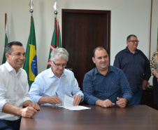 O Governo do Estado entregou nesta terça-feira (1) cinco veículos caminhonete, acompanhados de kits de equipamentos para modernização das centrais públicas de abastecimento. Nesta etapa, foram beneficiados os municípios de Rebouças, Dois Vizinhos, Palmas, Salgado Filho e Cruzeiro do Sul, totalizando 44 municípios beneficiados. Foto; Divulgação/SEAB