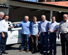 O Governo do Estado entregou nesta terça-feira (1) cinco veículos caminhonete, acompanhados de kits de equipamentos para modernização das centrais públicas de abastecimento. Nesta etapa, foram beneficiados os municípios de Rebouças, Dois Vizinhos, Palmas, Salgado Filho e Cruzeiro do Sul, totalizando 44 municípios beneficiados. Foto; Divulgação/SEAB