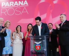 O Paraná deu início à mobilização do Outubro Rosa. Neste ano, as ações de prevenção e promoção do cuidado integral da saúde das mulheres serão levadas a 43 municípios. Elas fazem parte da campanha Paraná Rosa, lançada nesta terça-feira (1º), no Palácio Iguaçu, pelo governador Carlos Massa Ratinho Junior e pela primeira-dama Luciana Saito Massa.