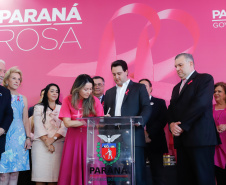 O Paraná deu início à mobilização do Outubro Rosa. Neste ano, as ações de prevenção e promoção do cuidado integral da saúde das mulheres serão levadas a 43 municípios. Elas fazem parte da campanha Paraná Rosa, lançada nesta terça-feira (1º), no Palácio Iguaçu, pelo governador Carlos Massa Ratinho Junior e pela primeira-dama Luciana Saito Massa.