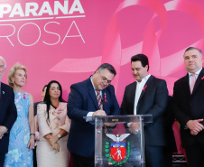 O Paraná deu início à mobilização do Outubro Rosa. Neste ano, as ações de prevenção e promoção do cuidado integral da saúde das mulheres serão levadas a 43 municípios. Elas fazem parte da campanha Paraná Rosa, lançada nesta terça-feira (1º), no Palácio Iguaçu, pelo governador Carlos Massa Ratinho Junior e pela primeira-dama Luciana Saito Massa.