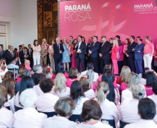 O Paraná deu início à mobilização do Outubro Rosa. Neste ano, as ações de prevenção e promoção do cuidado integral da saúde das mulheres serão levadas a 43 municípios. Elas fazem parte da campanha Paraná Rosa, lançada nesta terça-feira (1º), no Palácio Iguaçu, pelo governador Carlos Massa Ratinho Junior e pela primeira-dama Luciana Saito Massa.