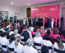 O Paraná deu início à mobilização do Outubro Rosa. Neste ano, as ações de prevenção e promoção do cuidado integral da saúde das mulheres serão levadas a 43 municípios. Elas fazem parte da campanha Paraná Rosa, lançada nesta terça-feira (1º), no Palácio Iguaçu, pelo governador Carlos Massa Ratinho Junior e pela primeira-dama Luciana Saito Massa.