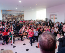 O Paraná deu início à mobilização do Outubro Rosa. Neste ano, as ações de prevenção e promoção do cuidado integral da saúde das mulheres serão levadas a 43 municípios. Elas fazem parte da campanha Paraná Rosa, lançada nesta terça-feira (1º), no Palácio Iguaçu, pelo governador Carlos Massa Ratinho Junior e pela primeira-dama Luciana Saito Massa.