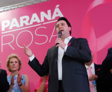 O Paraná deu início à mobilização do Outubro Rosa. Neste ano, as ações de prevenção e promoção do cuidado integral da saúde das mulheres serão levadas a 43 municípios. Elas fazem parte da campanha Paraná Rosa, lançada nesta terça-feira (1º), no Palácio Iguaçu, pelo governador Carlos Massa Ratinho Junior e pela primeira-dama Luciana Saito Massa.