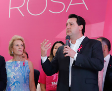 O Paraná deu início à mobilização do Outubro Rosa. Neste ano, as ações de prevenção e promoção do cuidado integral da saúde das mulheres serão levadas a 43 municípios. Elas fazem parte da campanha Paraná Rosa, lançada nesta terça-feira (1º), no Palácio Iguaçu, pelo governador Carlos Massa Ratinho Junior e pela primeira-dama Luciana Saito Massa.