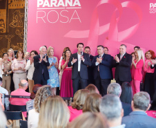 O Paraná deu início à mobilização do Outubro Rosa. Neste ano, as ações de prevenção e promoção do cuidado integral da saúde das mulheres serão levadas a 43 municípios. Elas fazem parte da campanha Paraná Rosa, lançada nesta terça-feira (1º), no Palácio Iguaçu, pelo governador Carlos Massa Ratinho Junior e pela primeira-dama Luciana Saito Massa.