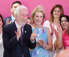 O Paraná deu início à mobilização do Outubro Rosa. Neste ano, as ações de prevenção e promoção do cuidado integral da saúde das mulheres serão levadas a 43 municípios. Elas fazem parte da campanha Paraná Rosa, lançada nesta terça-feira (1º), no Palácio Iguaçu, pelo governador Carlos Massa Ratinho Junior e pela primeira-dama Luciana Saito Massa.