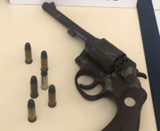 Nesta manhã foram apreendidos sete armas de fogo, R$ 6 mil em dinheiro e uma carga de cigarro contrabandeada foi recuperada. Em outras fases da investigação foram presas nove pessoas e apreendidos um quilo de crack, 1,3 quilo de cocaína, 50 munições e quatro veículos. Foto: Divulgação/SESP