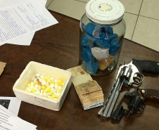 Nesta manhã foram apreendidos sete armas de fogo, R$ 6 mil em dinheiro e uma carga de cigarro contrabandeada foi recuperada. Em outras fases da investigação foram presas nove pessoas e apreendidos um quilo de crack, 1,3 quilo de cocaína, 50 munições e quatro veículos. Foto: Divulgação/SESP