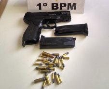 Nesta manhã foram apreendidos sete armas de fogo, R$ 6 mil em dinheiro e uma carga de cigarro contrabandeada foi recuperada. Em outras fases da investigação foram presas nove pessoas e apreendidos um quilo de crack, 1,3 quilo de cocaína, 50 munições e quatro veículos. Foto: Divulgação/SESP