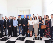 O governador Carlos Massa Ratinho Júnior nomeou nesta quarta-feira (02) os primeiros servidores efetivos da Agência Reguladora de Serviços Públicos Delegados de Infraestrutura do Paraná (Agepar). Presentes: secretários: Chefe da Casa Civil, Guto Silva; de Desenvolvimento Ambiental e de Turismo do Paraná, Márcio Nunes; presidente da Agepar, Omar Akel; de Infraestrutura e Logística, Sandro Alex; entre outros.Curitiba, 02-09-19.Foto: Arnaldo Alves / AEN.