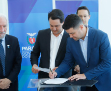 Em busca de transparência e legitimidade nos processos de concessão, que alie tarifas justas a serviços de qualidade para a população, o Governo do Paraná adota ações para fortalecer a Agência Reguladora de Serviços Públicos Delegados de Infraestrutura do Paraná (Agepar).

Nesta quarta-feira (2), o governador Carlos Massa Ratinho Junior assinou decreto de nomeação dos 20 primeiros servidores efetivos que irão compor o quadro próprio da agência. 