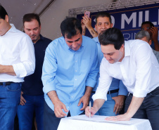 Londrina e outros sete municípios do Norte do Paraná terão R$ 29,8 milhões para fazer investimentos em escolas, ruas, centro cultural e compra de equipamentos. O governador Carlos Massa Ratinho Junior esteve nesta quinta-feira (03) em Londrina, onde recebeu os prefeitos e autorizou as licitações e homologações dos projetos.