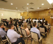 Tomaram posse nesta quinta-feira (03) dez novos procuradores estaduais aprovados no concurso promovido pela Procuradoria-Geral do Estado (PGE). Eles foram aprovados no XV Concurso Público para ingresso na carreira de Procurador do Estado do Paraná, promovido em 2015. Com a cerimônia de posse promovida pela PGE, o grupo inicia suas atividades na administração pública. Foto: José Fernando Ogura/AEN